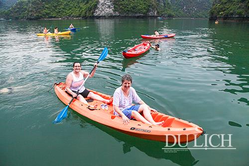 Hai nữ du khách chèo thuyền kayak trên vịnh Lan Hạ